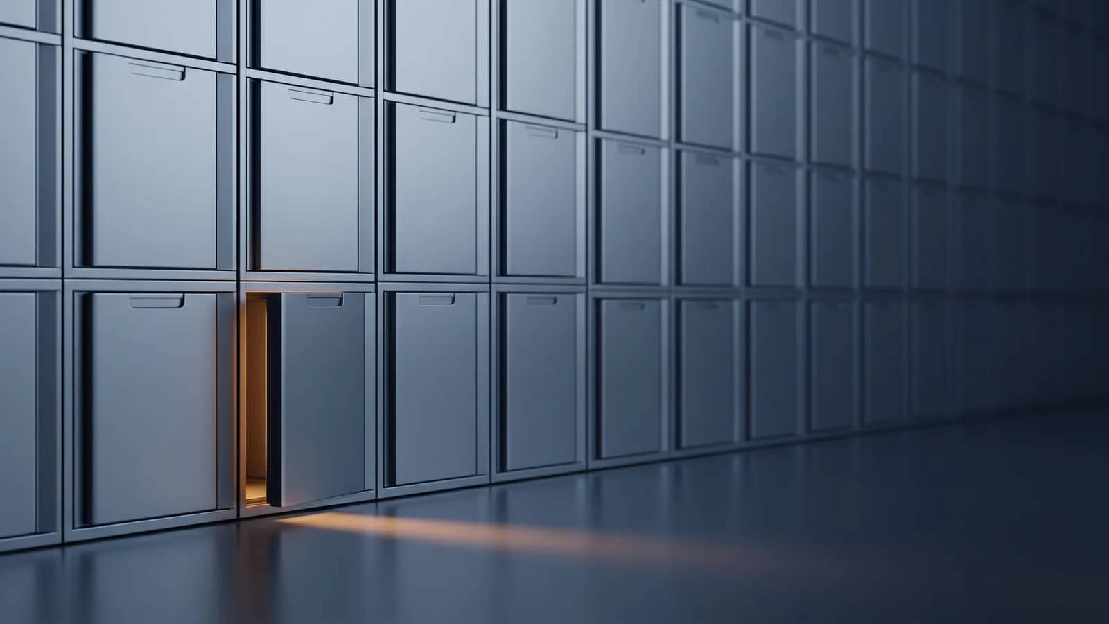 Ściana identycznych stalowych skrytek, jedna uchylona, ze smugą ciepłego światła na podłodze.